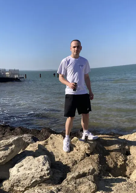 Артур из Краснодара, мне 22, познакомлюсь для вирта