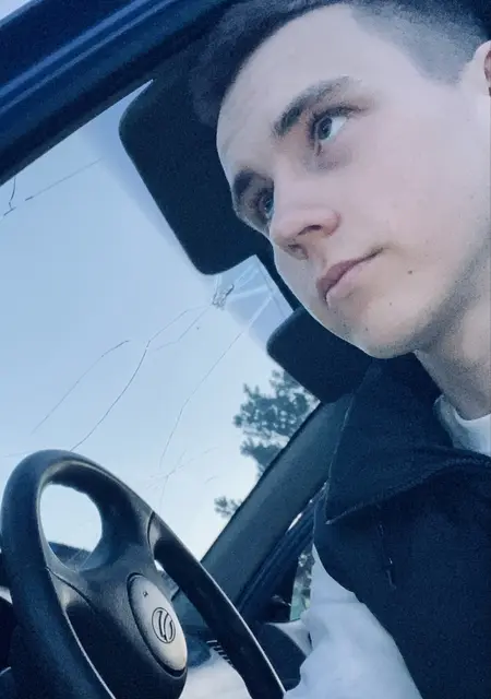 Я Влад, 20, из Москвы, ищу знакомства без обязательств